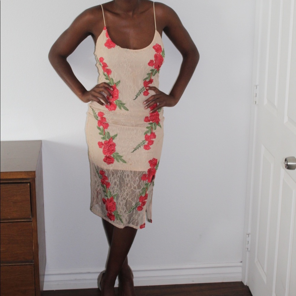 Lace dress with rose details
